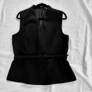 Sophisticated v-neck with belt